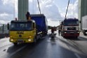 Schwerer LKW VU PKlemm A 4 Rich Olpe auf der Rodenkirchener Bruecke P479